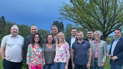 Von links nach rechts: Dietmar Auer, Wolfgang Pausch, Annette Huber, Ilona Forster, Roland Nitsche, Maria Sponsel, Markus Schell, Dominik Höfner, Michael Lohrum, Hans Schindler, und Stephan Gollwitzer (Bild: Ilona Forster/exb)