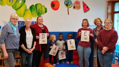 Mit einer 1000-Euro-Spende bedankt sich der Schnäppchenladen für die kostenlose Überlassung der Kindergarten-Kellerräume. (Von links): Veronika Pröls, Elfriede Kredler, Kinderpflegerinnen Denise Engelhardt und Sophie Puzier, Gudrun Quarder und Kitaleiterin Monika Ertl.  (Bild: Rosi Hasenstab )