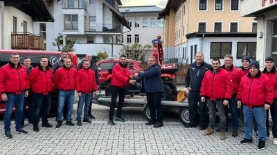 Eine Abordnung der Feuerwehr Teunz nimmt in Zell am See das neue Einsatzfahrzeug, ein gebrauchtes, aber völlig intaktes Quad, in Empfang. Das „Geschäft” besiegeln Kommandant Andreas Brandstätter und Peter Onz (Bildmitte). (Bild: Feuerwehr Teunz/exb)