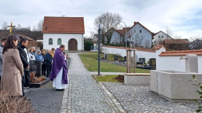 Vor zahlreichen Gläubigen segnete Pfarrer Heribert Stretz das neue Schöpfbecken am Friedhof in Kastl. (Bild: Birgit Übelmesser/exb)