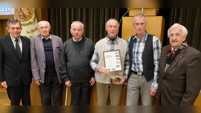 Für seine großen Verdienste um den Katholischen Männerverein Floß wurde Herbert Riedel zum Ehrenmitglied ernannt. Bild von links: Präses, Pfarrer Max Früchtl, Anton Eismann, Helmut Weig, Herbert Riedel, Hans Eismann und Fred Lehner. (Bild: Fred Lehner)