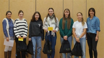 Die fünf Gewinnerinnen mit Schulleiterin Diana Schmidberger (links) und Berufswahlkoordinatorin Kerstin Kreitinger (rechts). (Bild: Florian Dendorfer)