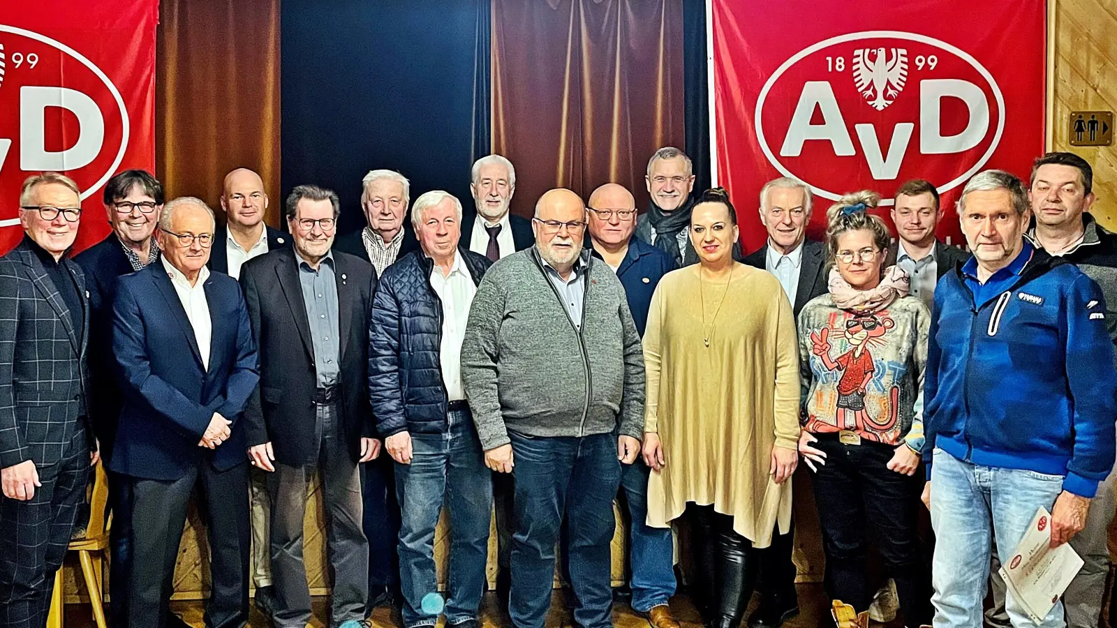 Ehrungen und die Wahl der neuen Vorstandschaft standen auf der Tagesordnung. Zusammen mit den Ehrengästen stellen sie sich zum Erinnerungsfoto. Dritter von links ist Präsident Manfred Gärber. (Bild: Reinhard Kreuzer)