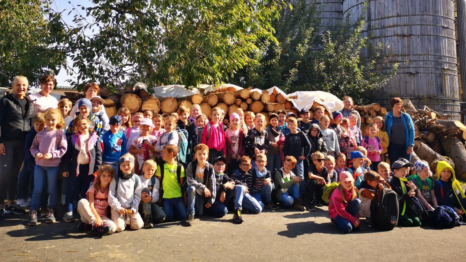 Besuch der Grundschule Konnersreuth auf dem Bauernhof der Familie Venzl in Rosenbühl (Bild: Tina Körner)