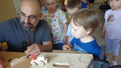 Stefan und Katrin Schulz, Eltern eines Kindergartenkindes, waren im Kindergarten und haben mit einer Kindergartengruppe eine Werkprojekt durchgeführt.  (Bild: Kinderhaus Steinwaldzwerge/exb)