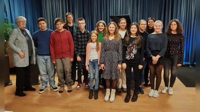 Die Schülerinnen und Schüler der Unter- und Mittelstufe bringen beim Klavierkonzert am Ortenburg-Gymnasium mit einem bunten musikalischen Programm Abwechslung ins Spiel.  (Bild: Georg Lang/exb.)