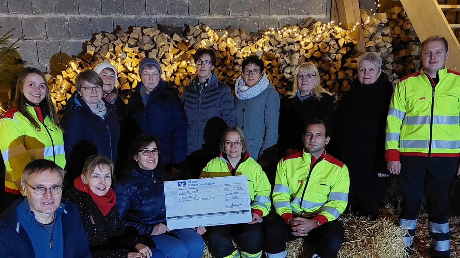 Das Vorstandsteam des Frauenbundes Winklarn sowie Hans Hutzler (Erster von links), der den „Dekozauber” in seinem „Stodl” möglich gemacht hatte, übergibt der First-Responder-Gruppe der Feuerwehr Winklarn eine Spende im „Stodl“.<br> (Bild: Elisabeth Bauer/exb)