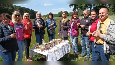 Die Teilnehmergruppe genoß dass kulinarisches Büfett (Bild: Evi Höllerer)