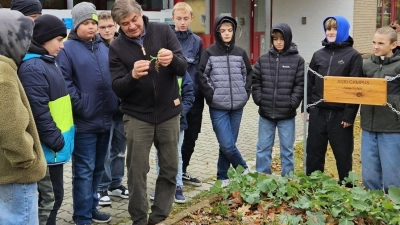 Besuch vom ehemaligen Schüler und passionierten Landwirt Hubert Rustler erhielten die Sechstklässler an der Realschule im Stiftland. (Bild: Realschule im Stiftland/exb)