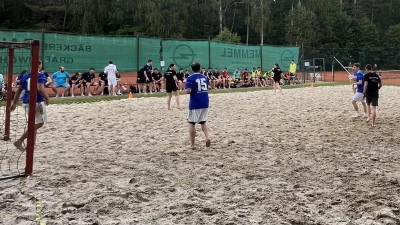Der feuchte Sand macht das Spiel beim Beachsoccer-Cup nicht immer leicht.  (Bild: Dominic Reiter/exb)