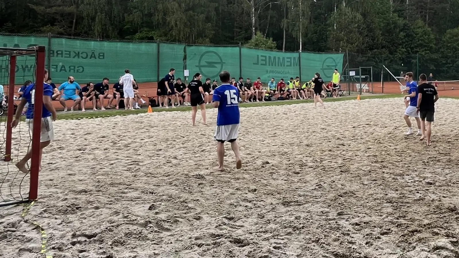 Der feuchte Sand macht das Spiel beim Beachsoccer-Cup nicht immer leicht.  (Bild: Dominic Reiter/exb)