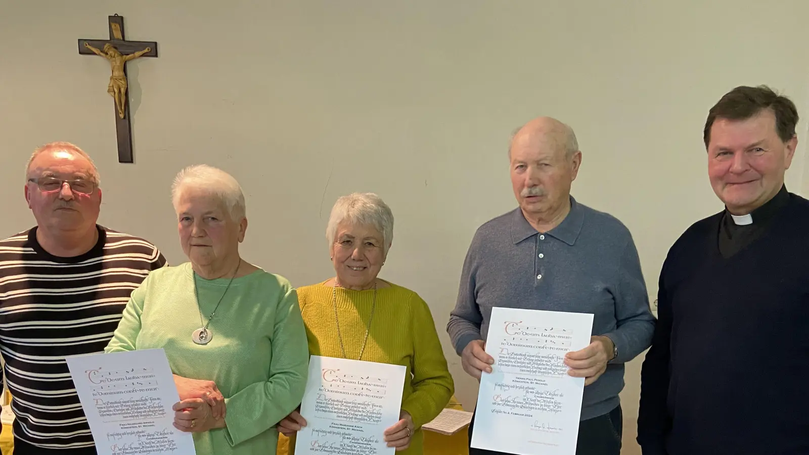 Ehrung bei der katholischen Pfarrei: (von links) Kirchenchor-Chorleiter Richard Pesold, Hildegard Arnold, Marianne Koch, Paul Pesold und Pfarrer Hans Zeltsperger. (Bild: gut)