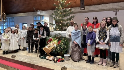 Die mitwirkenden Kinder beim Krippenspiel vor dem Altar mit Ruhestandpfarrer Dr. Joseph Madathiparamil.<br> (Bild: snn)