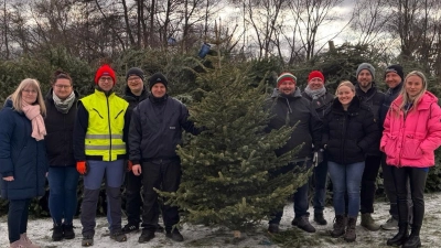 250 Christbäume sammelte die Junge Union in Grafenwöhr ein. Zweite Bürgermeisterin Anita Heßler (links) dankte für das Engagement der JU-ler. <br> (Bild: Gerald Morgenstern)