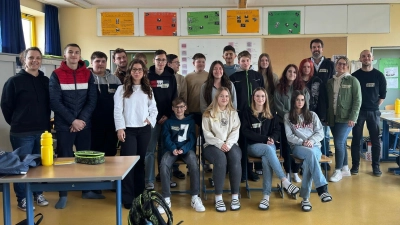 Achtsamkeit im Schulalltag: Schülerinnen und Schüler der Klasse 8M der Mittelschule Neunburg vorm Wald mit dem Team der Bayernwerk Netz GmbH. (Bild: Michael Hitzek)