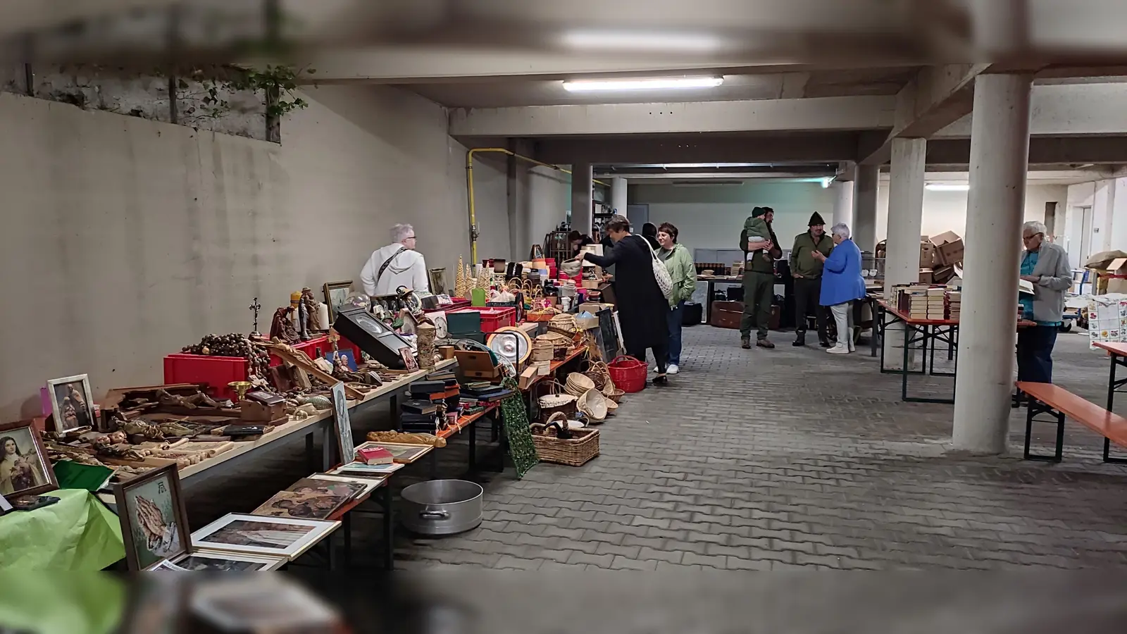 Der Flohmarkt im BRK-Seniorenzentrum „Haus Falkenstein“ bot den Besuchern eine große Auswahl. (Bild: BRK-Seniorenzentrum Kemnath/exb)