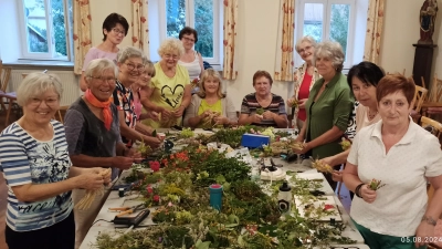 Fröhliche Stimmung beim Kräuterbuschenbinden (Bild: Gabriele Böhm)