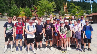 Die neugefirmten Jugendlichen der Pfarreiengemeinschaft Mantel-Neunkirchen im Freizeitpark Edelwies (Bild: Beate Suttner)