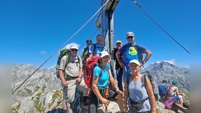 Martin Keltsch, Hans Schaller, Anton und Karin Hollmann, Josef Kunz, Tourenführer Rainer Rahn und Edith Thurner auf dem Gipfel des Seehorn. (Bild: Rainer Rahn)