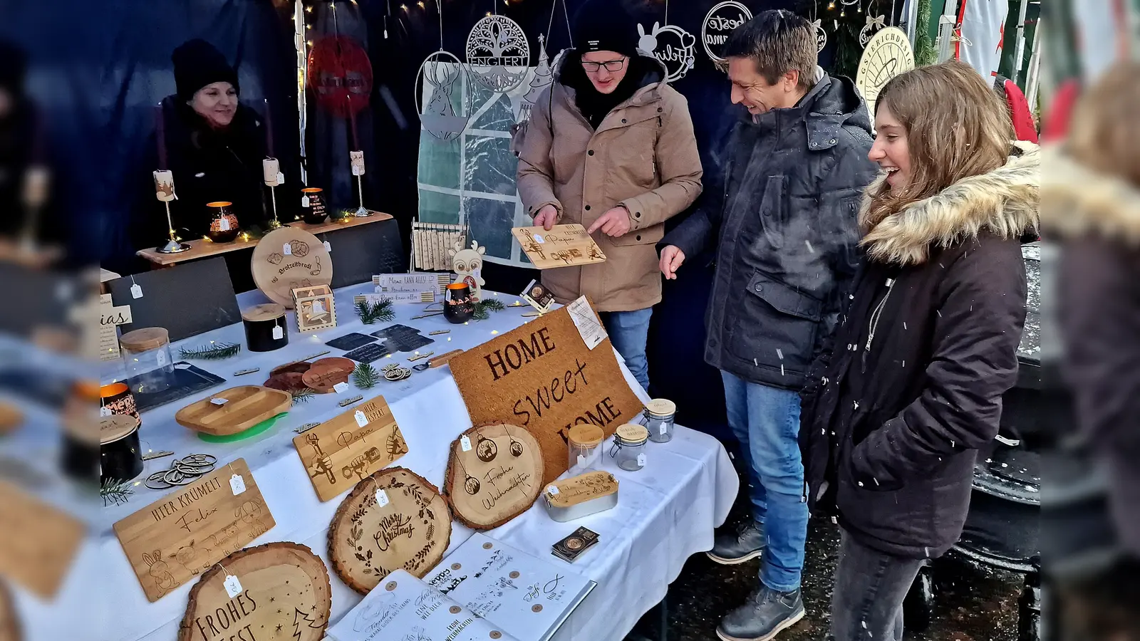 Beim Weihnachtsmarkt des VfB Weiden im Westen der Stadt ist viel Betrieb. Besonders die Adventsartikel sind nachgefragt. (Bild: R. Kreuzer)