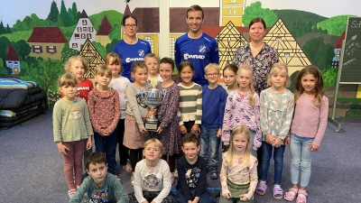 Die stolzen Gewinner des Wanderpokals - v.l. Kerstin Wolfram, Andreas Dehling (beide SV Illschwang Lauftreff) und die Lehrkraft Frau Schießl. (Bild: Gabi Pirner )