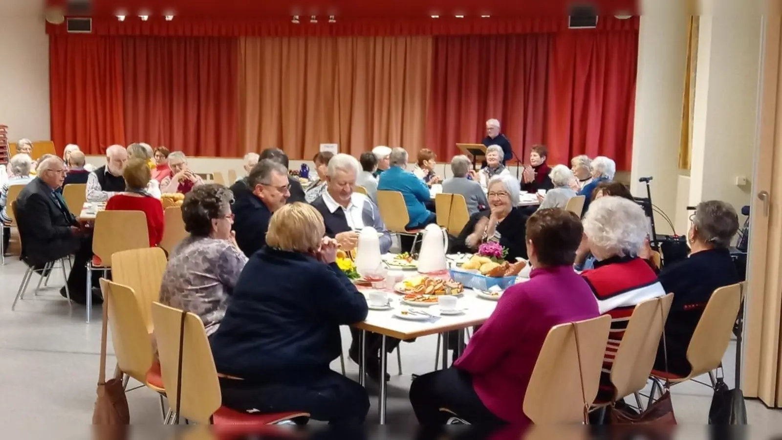 Pfarrei-Senioren-Schirmitz im Pfarrsaal „Zum Müslilöffel” beim gemeinsamen Frühstück  (Bild: Sabine Bäumler)