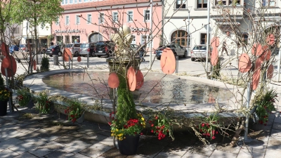Auch der bunt geschmückte Karpfenbrunnen kann beim Ostermarkt bestaunt werden. (Bild: Mirko Streich)