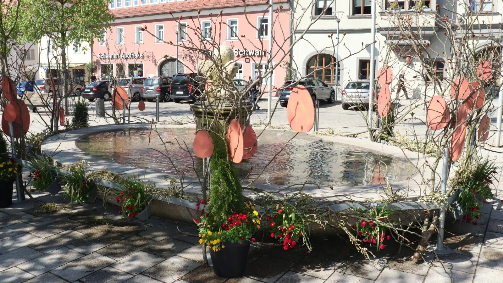 Auch der bunt geschmückte Karpfenbrunnen kann beim Ostermarkt bestaunt werden. (Bild: Mirko Streich)