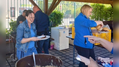 Das Highlight jedes Jahr sind die frisch gegrillten Bratwürstl mit Kraut, bei denen wieder Brigitte Riederer selbst die Grillzange schwang. (Bild: Birgit Singer-Grimm)