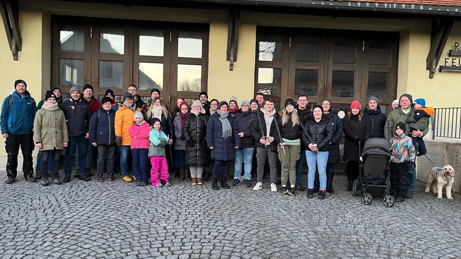 Bild zeigt die Wandergruppe beim Start am Feuerwehrgerätehaus zusammen mit Vorsitzenden Benjamin Markhof (li), Kommandanten Gerhard Horn (4.v.li) und Bürgermeister Wolfgang Söllner (hi.4.v.re) (Bild: Josef Söllner)