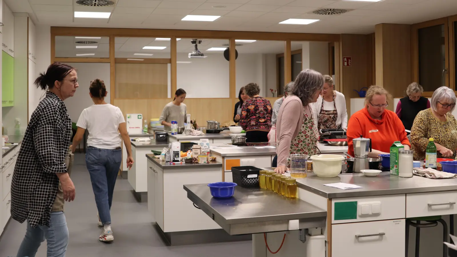 Gemeinsam zauberten die Frauen beim internationalen Kochabend der evangelischen Dekanatsafrauenbeauftragten ein köstliches Büffet.  (Bild: Corinna Groth)