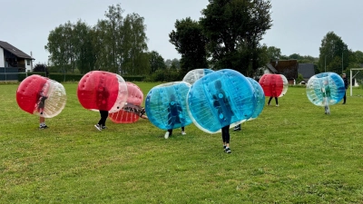 Einen Riesen Spaß hatten die Kinder beim Bubble Soccer.  (Bild: Peter Scharnagl Junior)