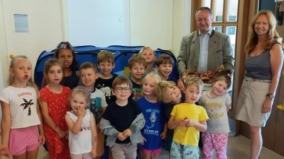 HWK-Vizepräsident Christian Läpple (2.v.r.) zu Besuch im Kindergarten „Haus der kleinen Hände“ in Luhe-Wildenau.  (Bild: Christian Läpple)