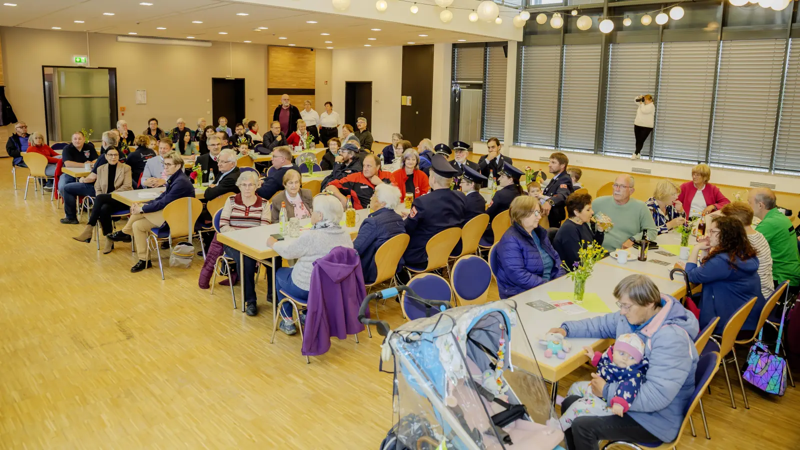 Das „Kaffee im Stadtpark” der Bereitschaft Erbendorf im BRK musste diesmal wetterbedingt in der Stadthalle stattfinden. (Bild: Michael Schade)