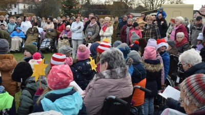 Sehr gut besucht war der Adventsmarkt im St. Johannis-Stift. Gemeinsam sangen Jung und Alt Weihnachtslieder. (Bild: Richard Braun)