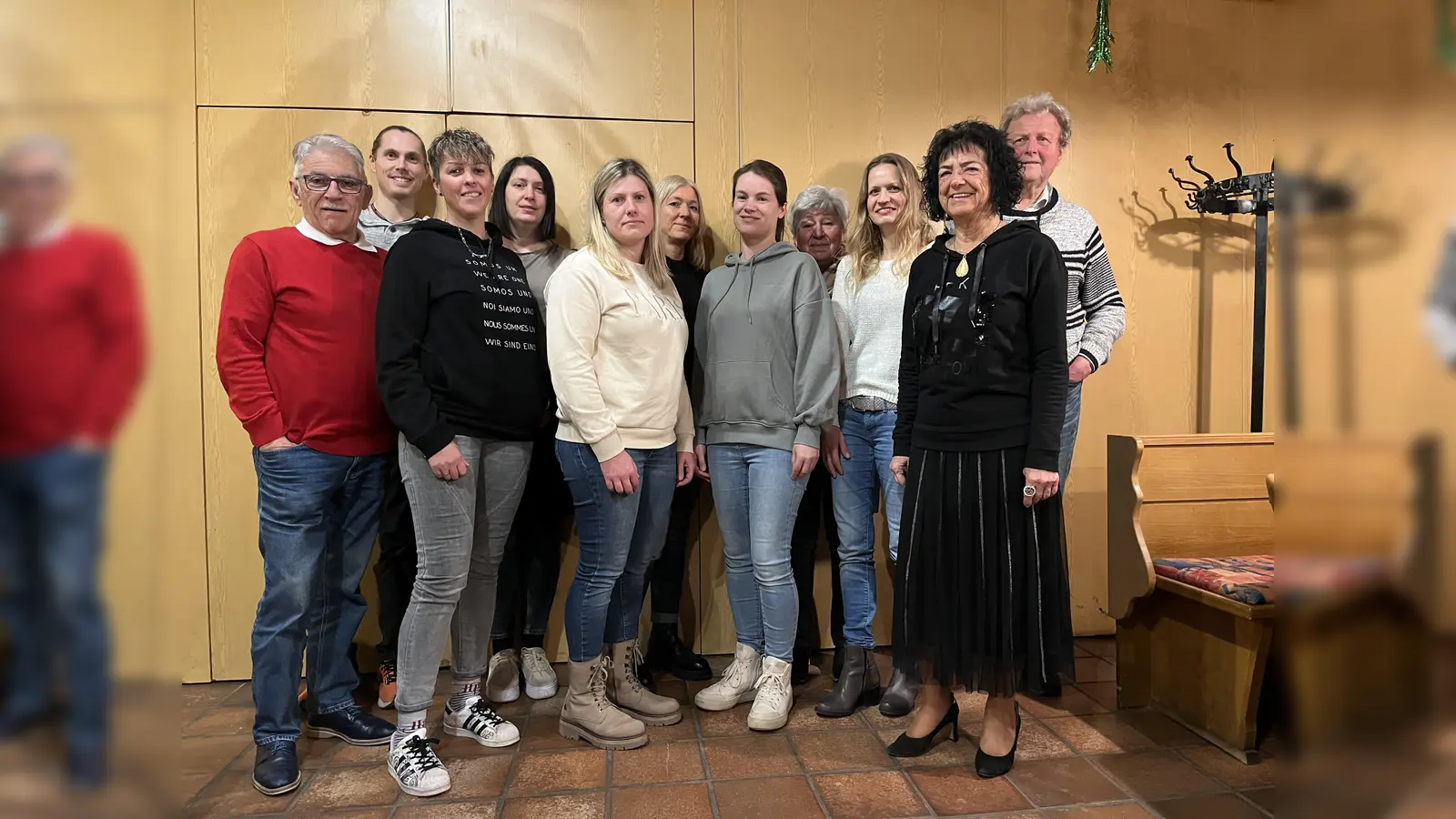 Die Führungsriege der ASV-Tennissparte mit (von links) Juan Vilas, Peter Troglauer und Katrin Hanauer, Michaela Greiner, Anett Schulze, Carmen Bitterer und Stefanie Schramek, Edeltraud Gmeiner, Daniela Dlabolova, Waltraud Neubauer-Zupfer und Dieter Neubauer . (Bild: Renate Zupfer-Vilas/exb)