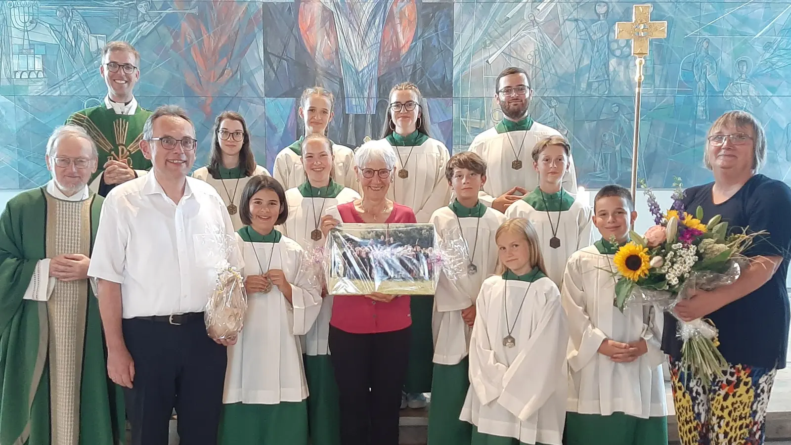 Monika Roderer im Kreis der Ministranten, Kirchenpfleger Konrad Adam, Pfarrsekretärin Carola Paul-Hausknecht und der beiden Geistlichen Domdekan Dr. Josef Ammer und Pfarrer Thomas Peter Kopp. <br> <br><br> <br> (Bild: exb/Tobias Roderer)