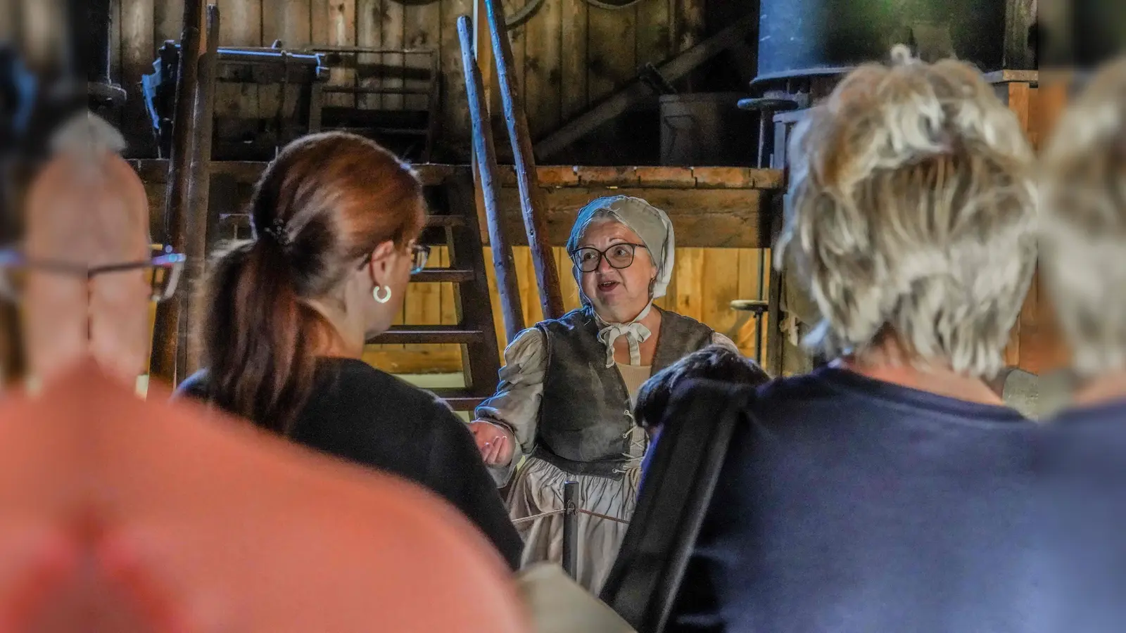 Museumsführerin Cornelia Platz versteht es, Geschichte anschaulich zu vermitteln. (Bild: Regina Wolfohr)