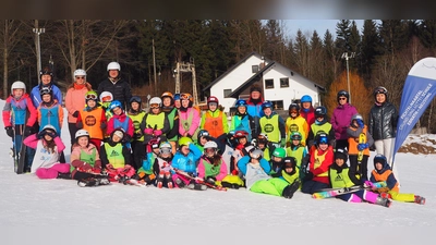 Die Kinder der Fichtelnaabtal-Grundschule mit den Lehrkräften beim Schulskikurs auf der Bleaml Alm (Bild: Sophia Schatke)