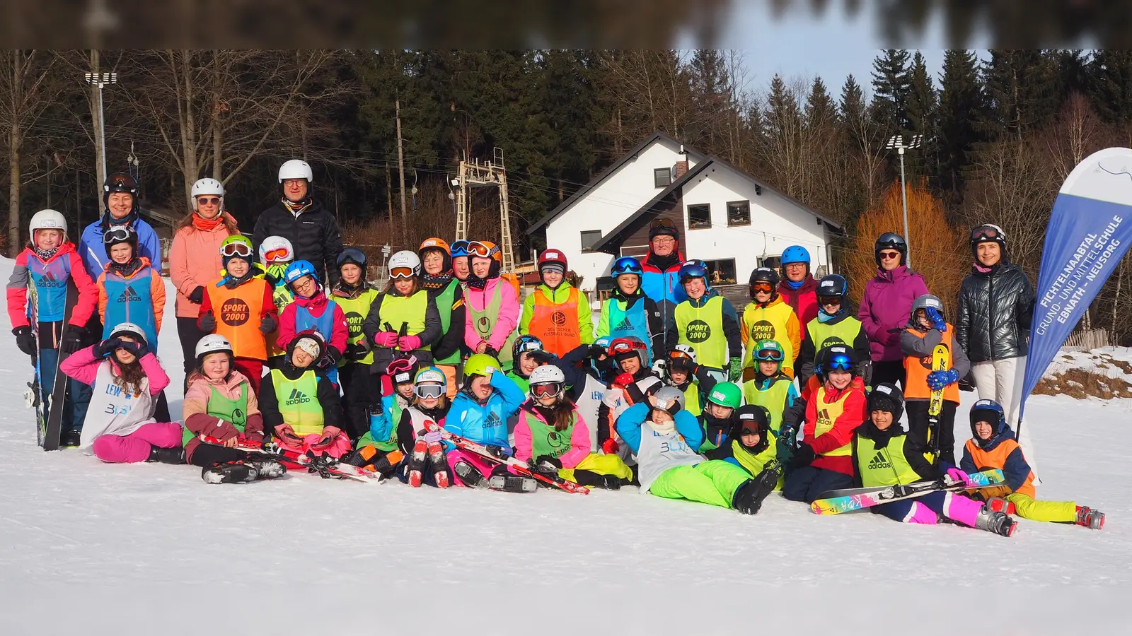 Die Kinder der Fichtelnaabtal-Grundschule mit den Lehrkräften beim Schulskikurs auf der Bleaml Alm (Bild: Sophia Schatke)