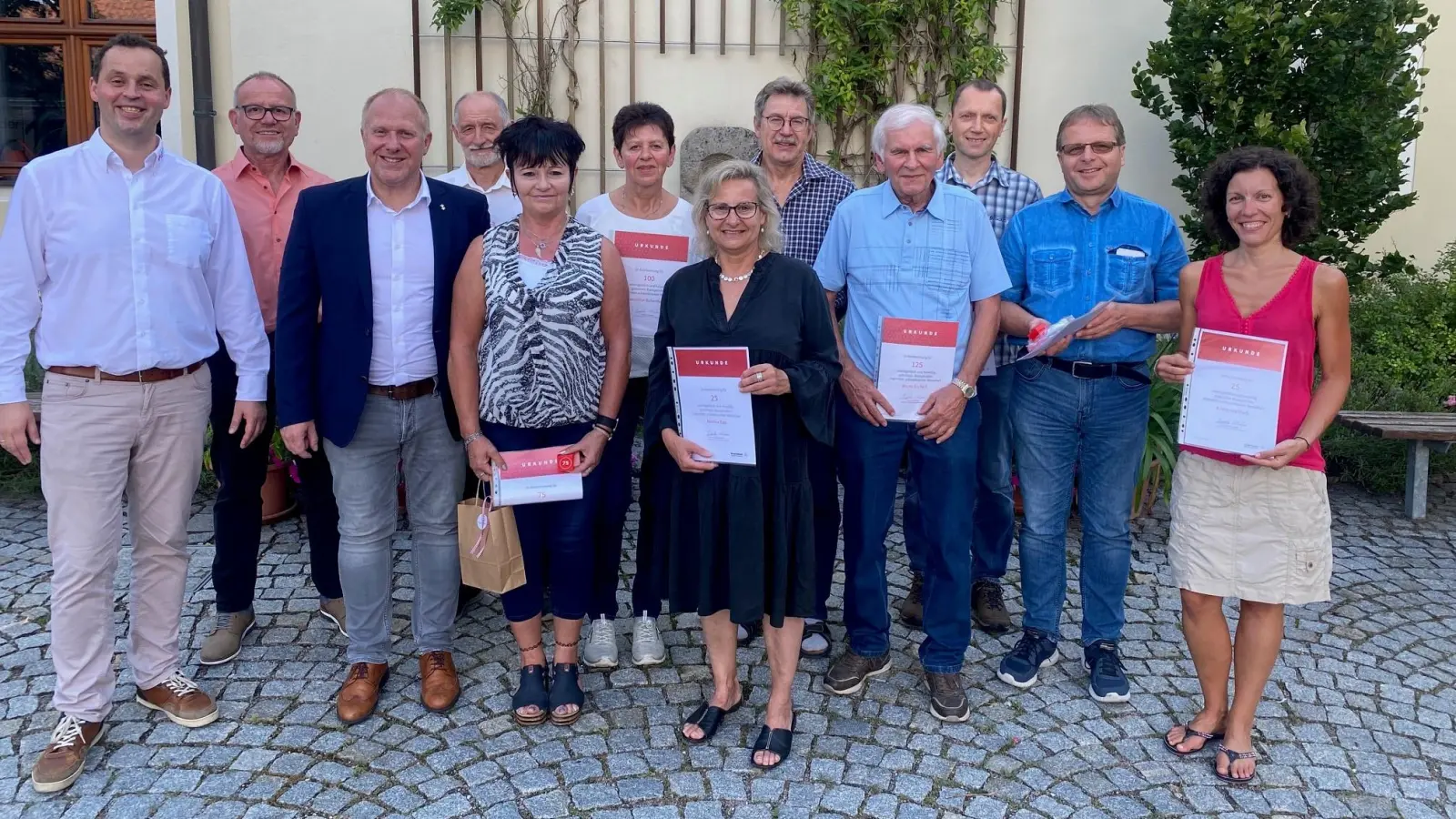 Viele langjährige Blutspender wurden im Schnaittenbacher Kulturstodl für Ihr Engagement geehrt.<br>Von links: BRK-Kreisgeschäftsführer Sebastian Schaller, Günter Demleitner, Erster Bürgermeister Marcus Eichenmüller, Johann Pilarski, Renate Pirzer, Anneliese Rubenbauer, Monika Epp, ehrenamtlicher Helfer Gerald Dagner, Bruno Escherl, Stefan Kumeth, Georg Finster und Katharina Weiß (Bild: Carolin Trummer)