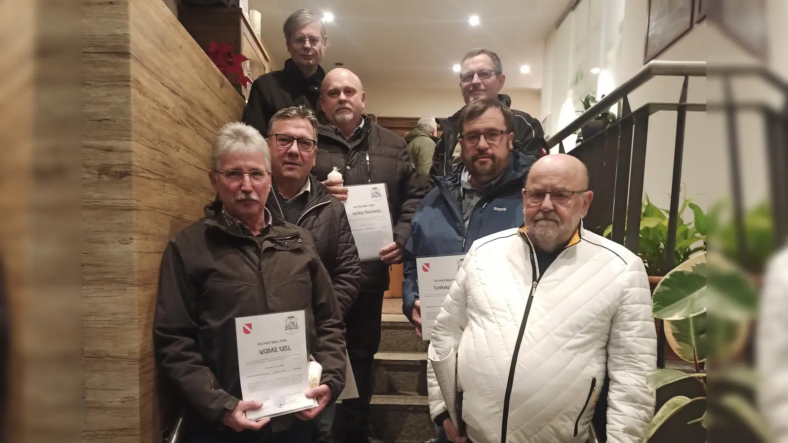 Die beiden Kirchenpfleger Max Kick (KV Waldthurn (rechts) und Georg Wittmann (KV Lennesrieth- hinten rechts) verabschieden zusammen mit Pfarrer Norbert Götz die bisherigen Mitglieder der Kirchenverwaltungen Werner Ertl (vorne links), Josef Schwab (Zweiter von links), Alfred Frischholz (Dritter von links) sowie Thomas Troidl (Zweiter von rechts). (Bild: Birgit Bergmann)