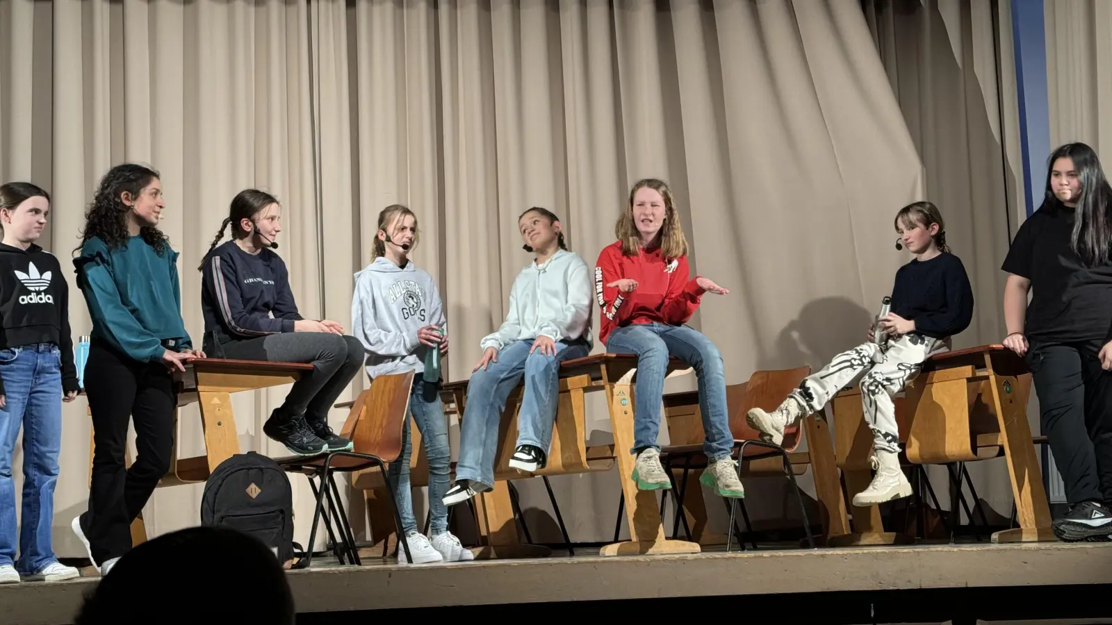 Die Theatergruppe der Kemnather Realschule begeisterte bei der Premiere „Einfach nur Paul” das Publikum. (Bild: Herman Daubenmerkl, RTO/exb)