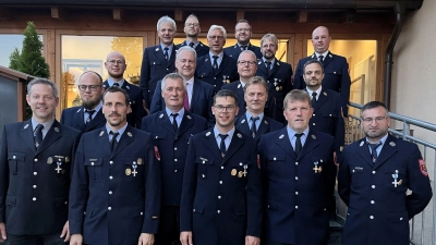 Acht Feuerwehrmänner der Feuerwehren Schlicht, Schönlind und Sigl wurden mit dem Ehrenzeichen in Gold und Silber geehrt. (Bild: Christine Hollederer)