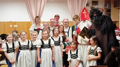 Jugendleitung mit Kindergruppe, Nikolaus und Krampus. (Bild: Stefan Wittl )