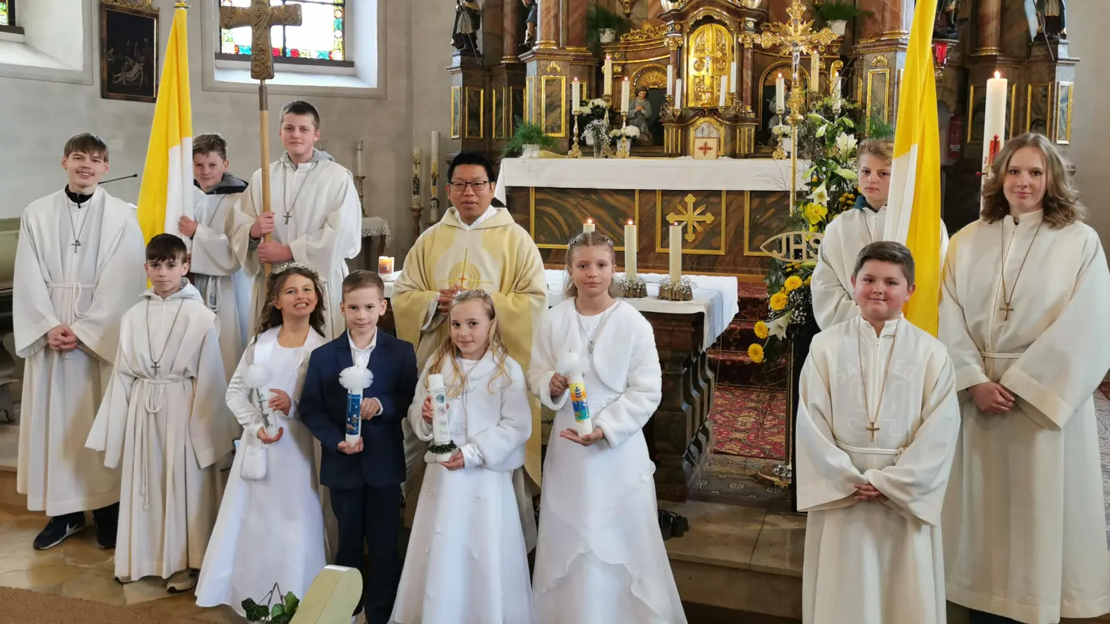 Die Erstkommunikanten mit Ministranten und Pater Samuel Patton in der Pfarrkirche St. Jakobus. (Bild: hzi)