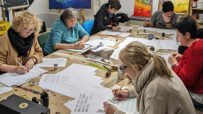 Kursteilnehmer üben die ersten Schriftarten beim Workshop des Kunst- und Kulturvereins Erbendorf. (Bild: Eva Konz/Kunst- und Kulturverein/exb)