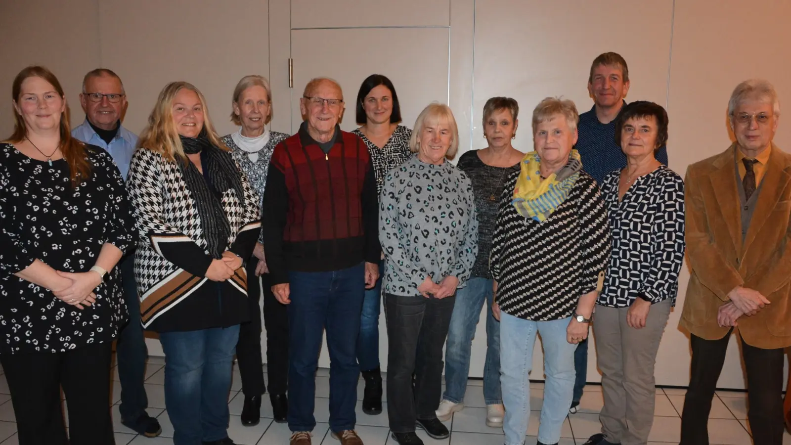 Ehrungen gab es bei der Weihnachtsfeier des AWO-Ortsverbandes Mitterteich. Im Bild (von links) Ortsvorsitzende Daniela Wiesner, Gerhard Lang, Sabine Kirchmann, Gisela Kirchmann, Walter Wenisch, Sandra Robl, Angelika Müller, Gerda Mayerhöfer, Anni Riedl, Jürgen Kirchmann, Gerlinde Pfohl und Kreisvorsitzender Edwin Ulrich. (Bild: jr)