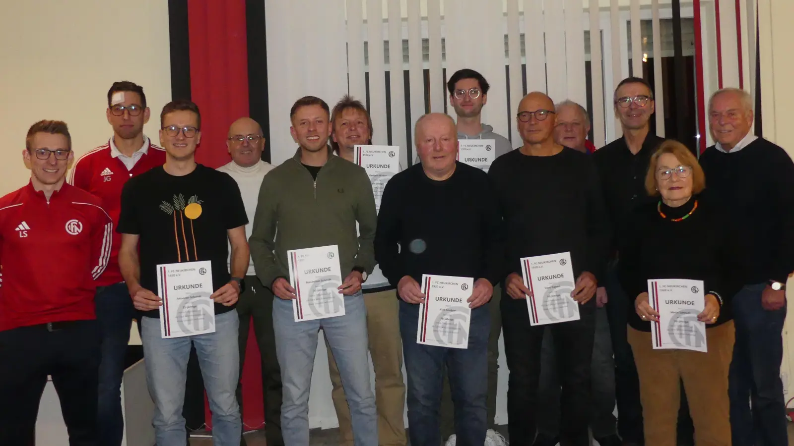 Die Geehrten für langjährige Treue zum Verein mit den Funktionären des 1.FC Neukirchen, 2. Vorstand Lucas Schleicher,1. Vorstand Jeremias Georg (von links) und Bürgermeister Peter Achatzi (3. von rechts)  (Bild: Wolfgang Rattai)