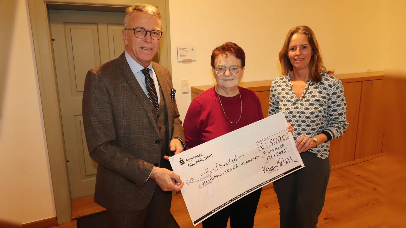 Bürgermeister Franz Stahl mit Irmgard Gleißner und Vereinskassier Claudia Tietze (v.l.) Anfang der Woche bei der Übergabe des symbolischen Spendenschecks im Rathaus der Kreisstadt (Bild: Mirko Streich)